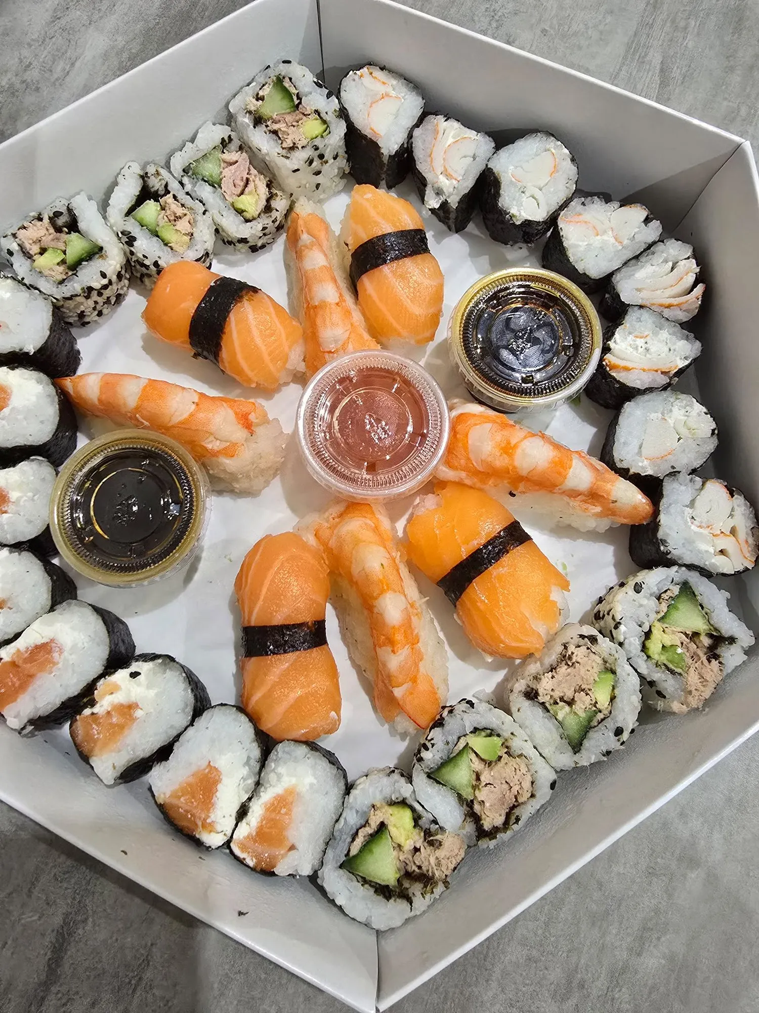 Plateau de makis, california rolls et nigiri saumon et crevette