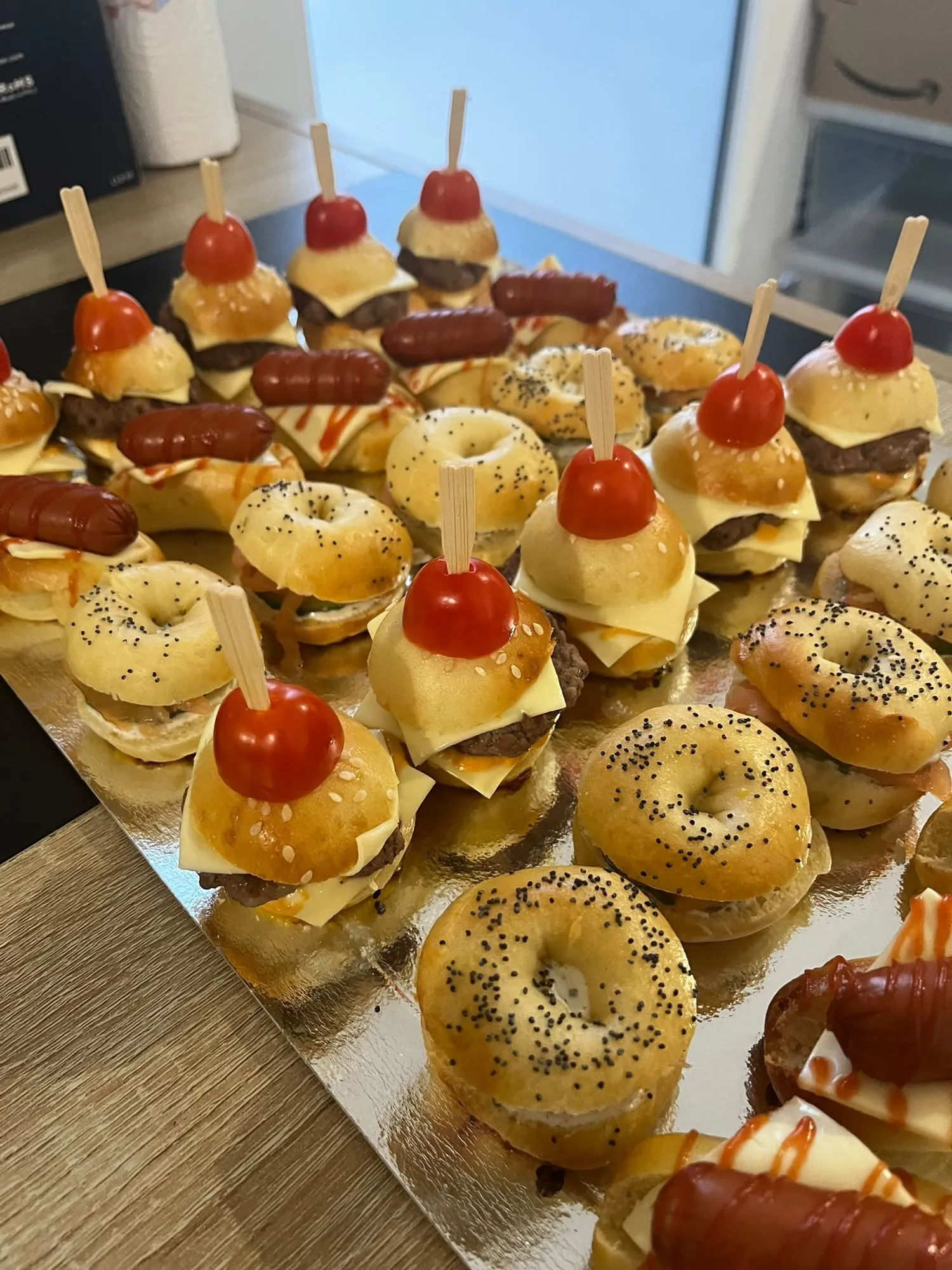Mini-burgers et bagels piqués de tomates cerises