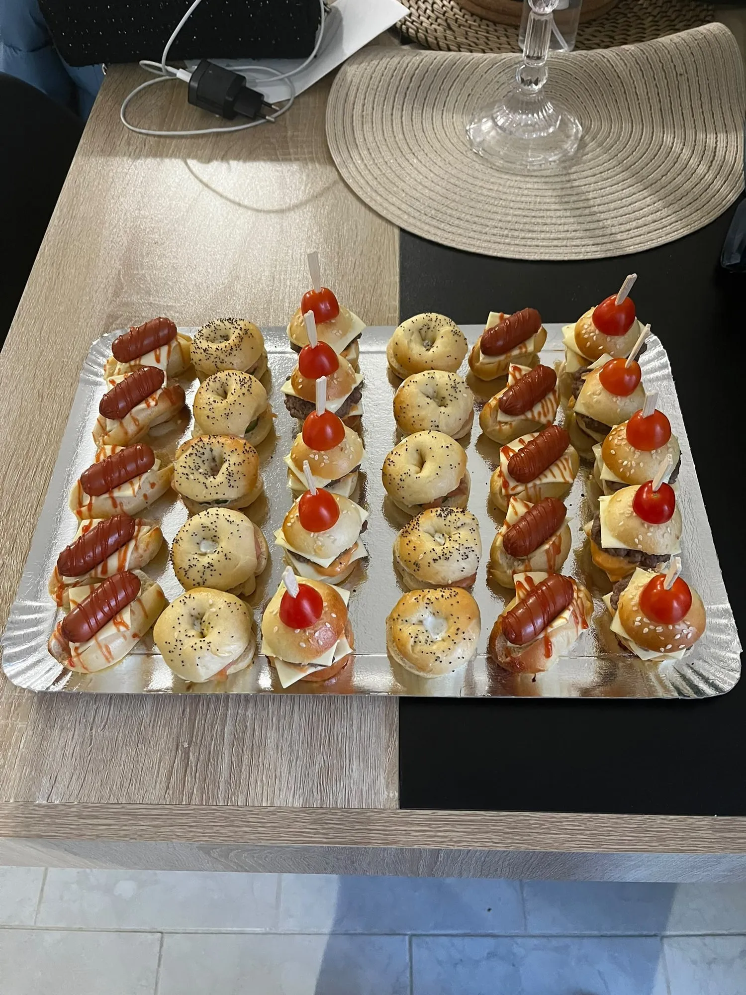 Plateau de bouchées : mini hot-dogs, mini-bagels et brochettes tomate cerise