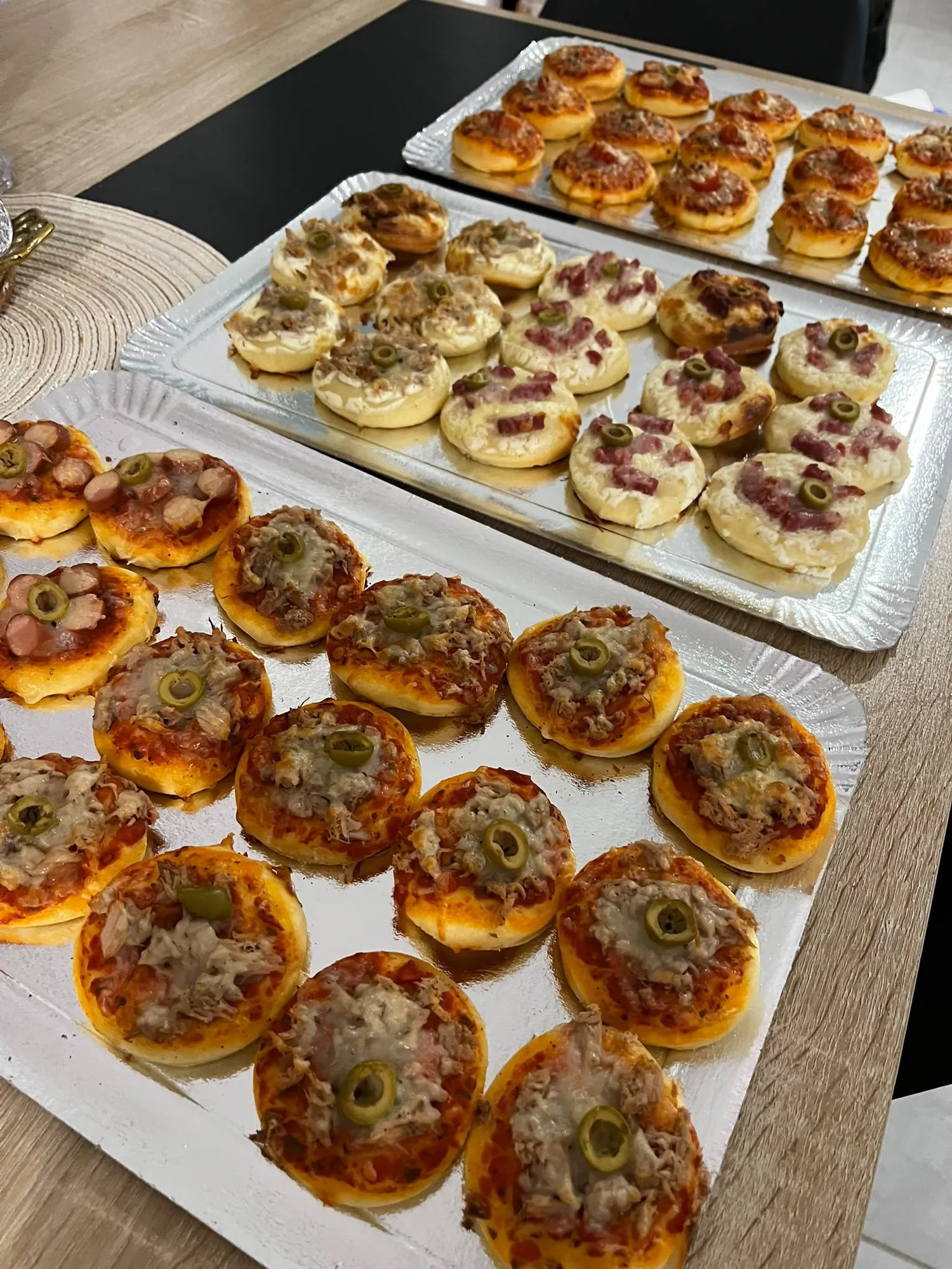 Plateaux de mini-pizzas variées