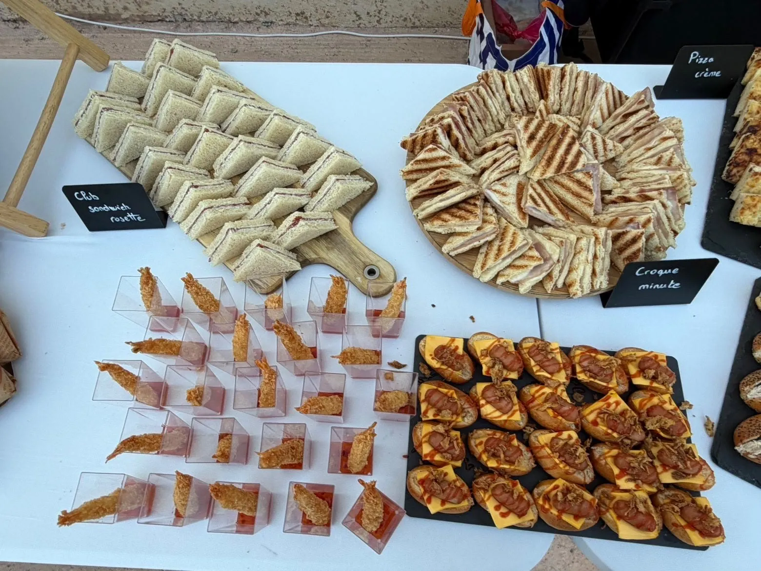 Planches de club sandwichs à la rosette et de croque minute, verrines de crevettes croustillantes et mini hot-dogs