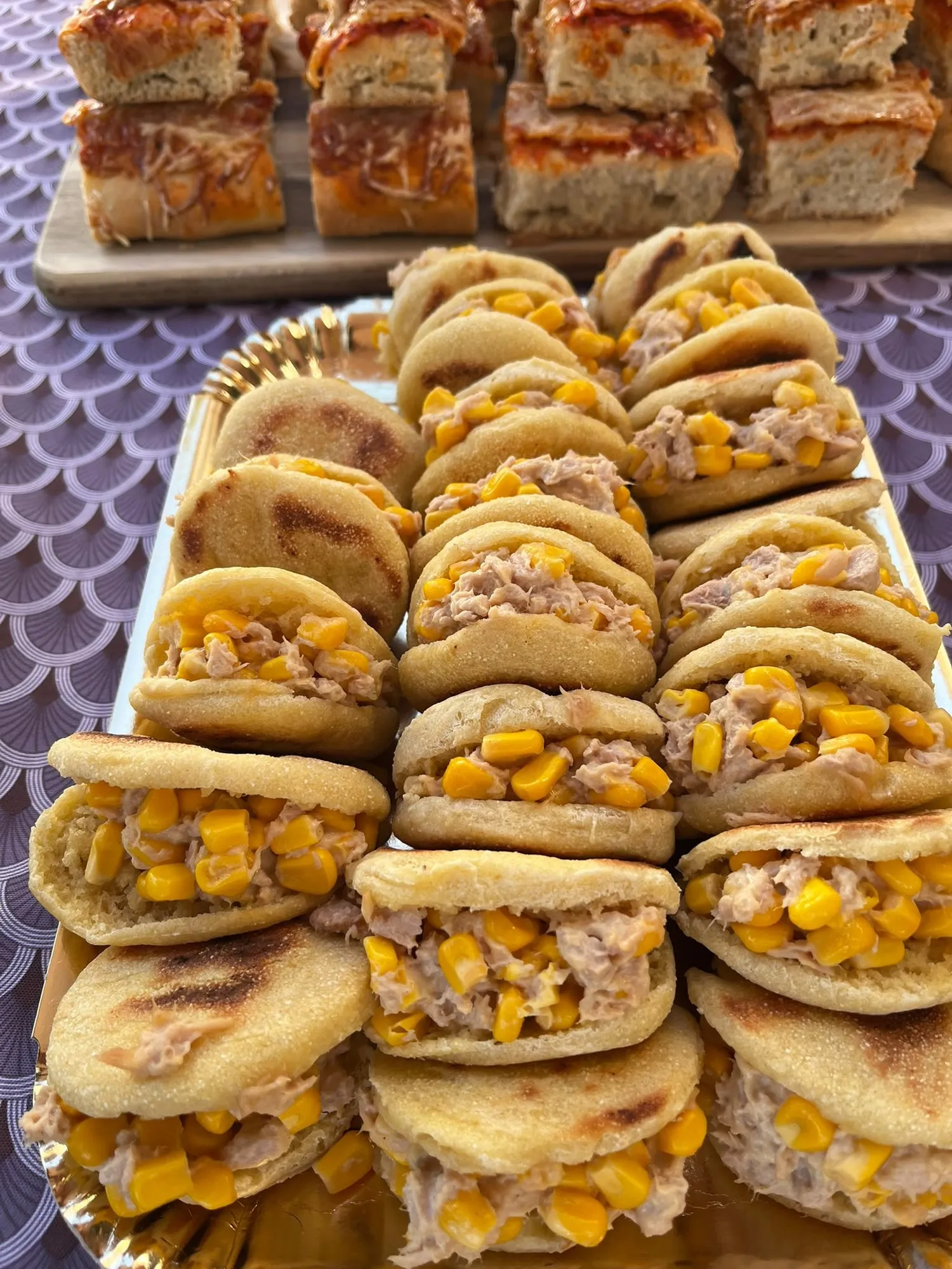 Petits pains garnis thon-maïs et viande hachée