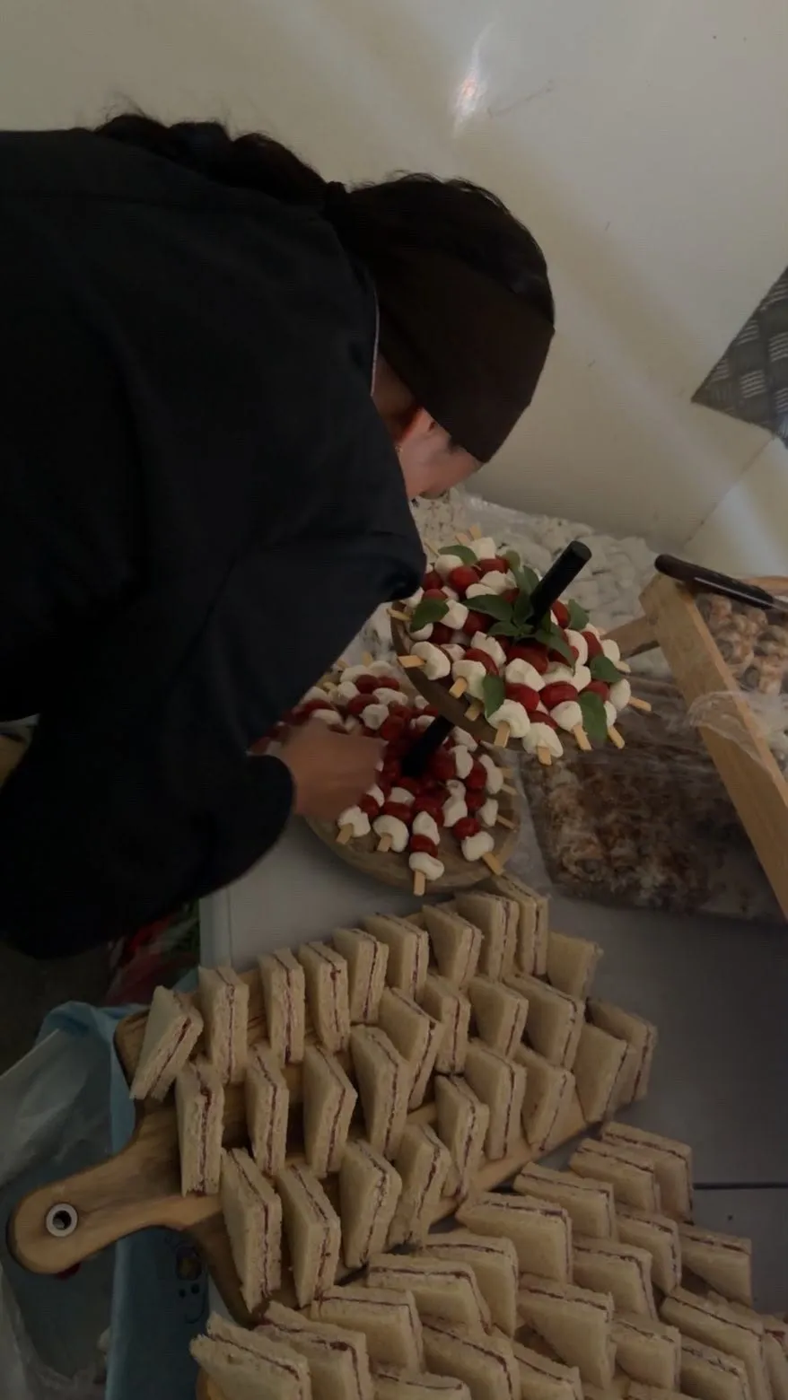 Préparation et dressage des brochettes et sandwichs avant une réception