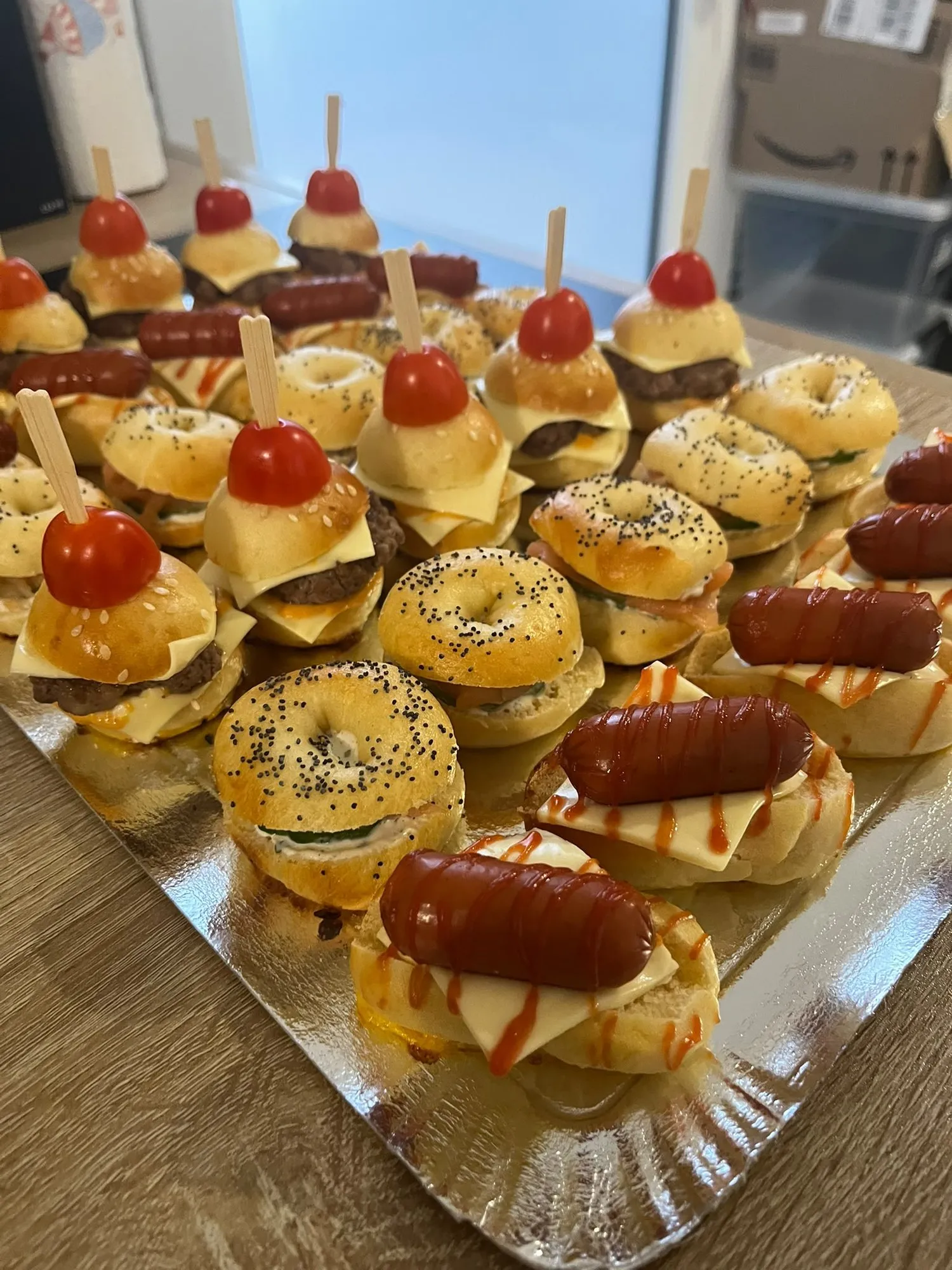 Gros plan sur des mini-burgers, mini-bagels et mini hot-dogs