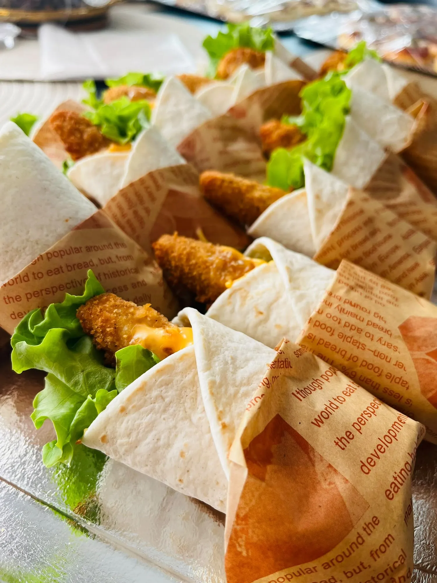 Gros plan sur des wraps au poulet croustillant, salade et fromage