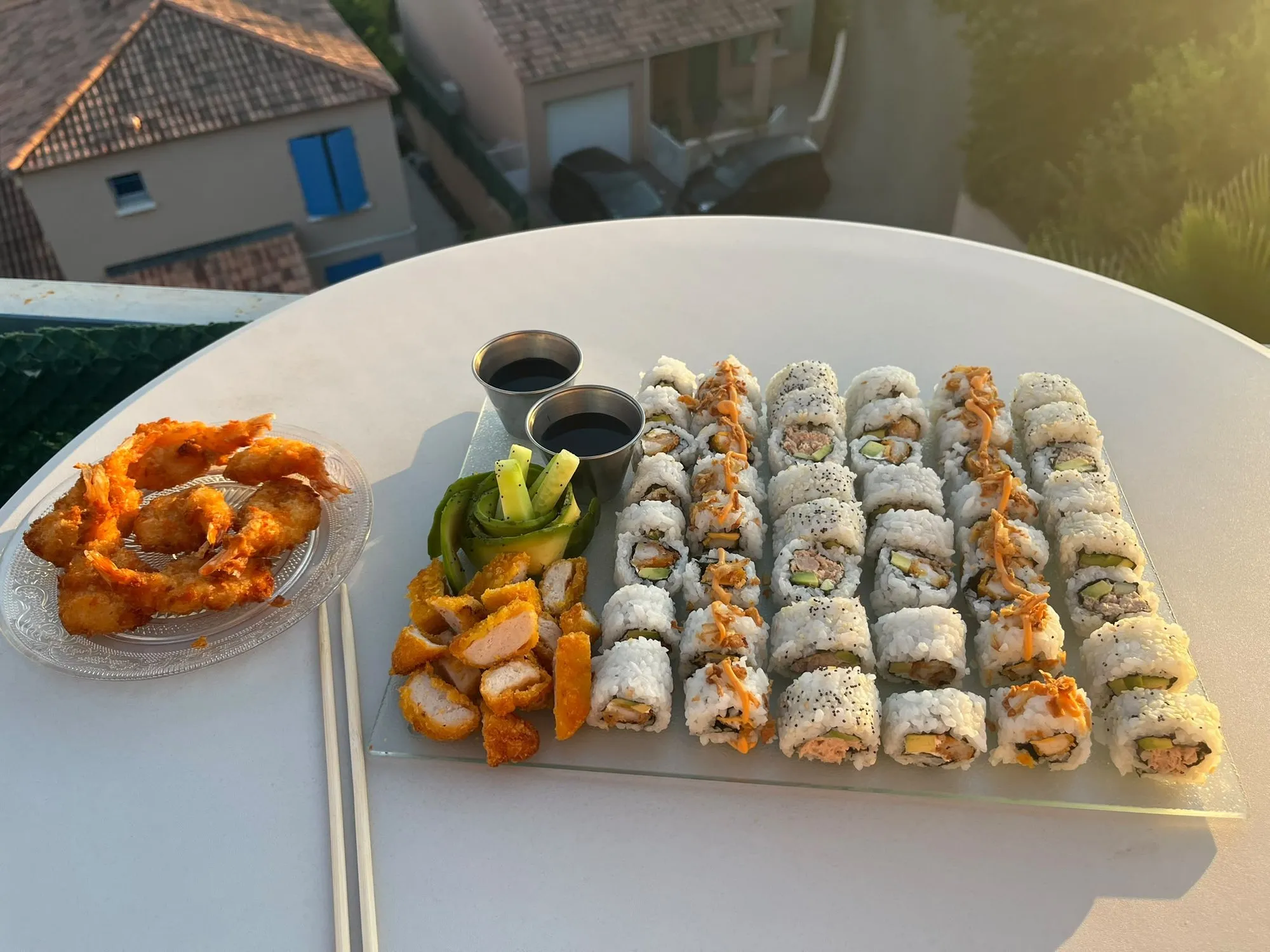 Plateau de makis et crevettes croustillantes avec sauces