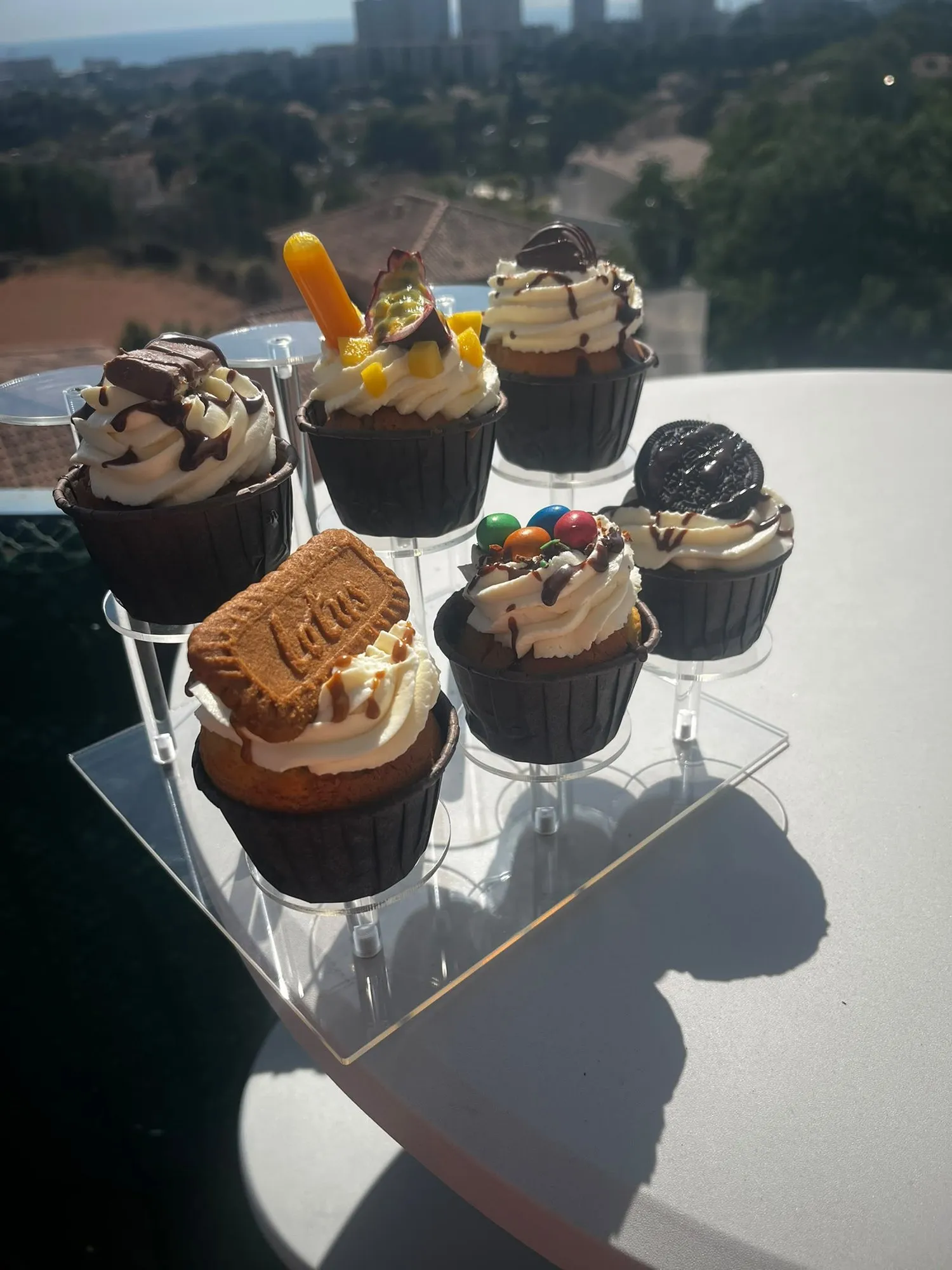 Cupcakes décorés de biscuits, bonbons et chocolat