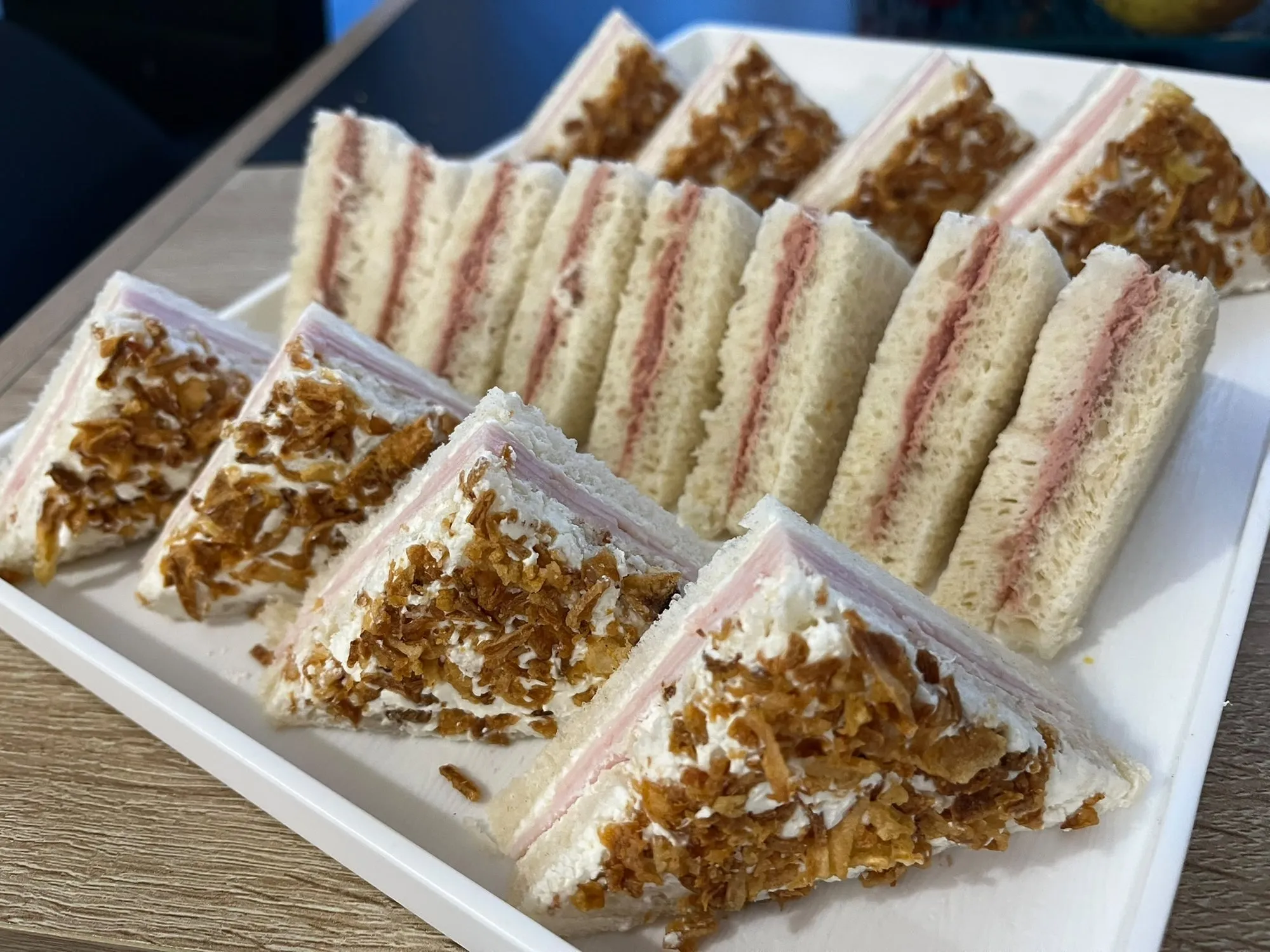 Sandwichs triangles au pain de mie, jambon et oignons croustillants