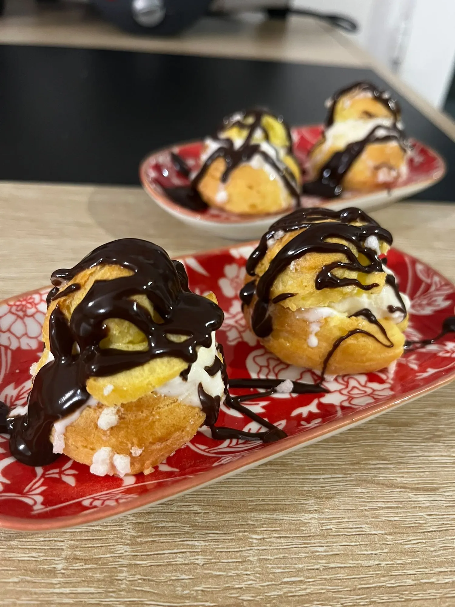 Choux garnis de crème et nappés de chocolat