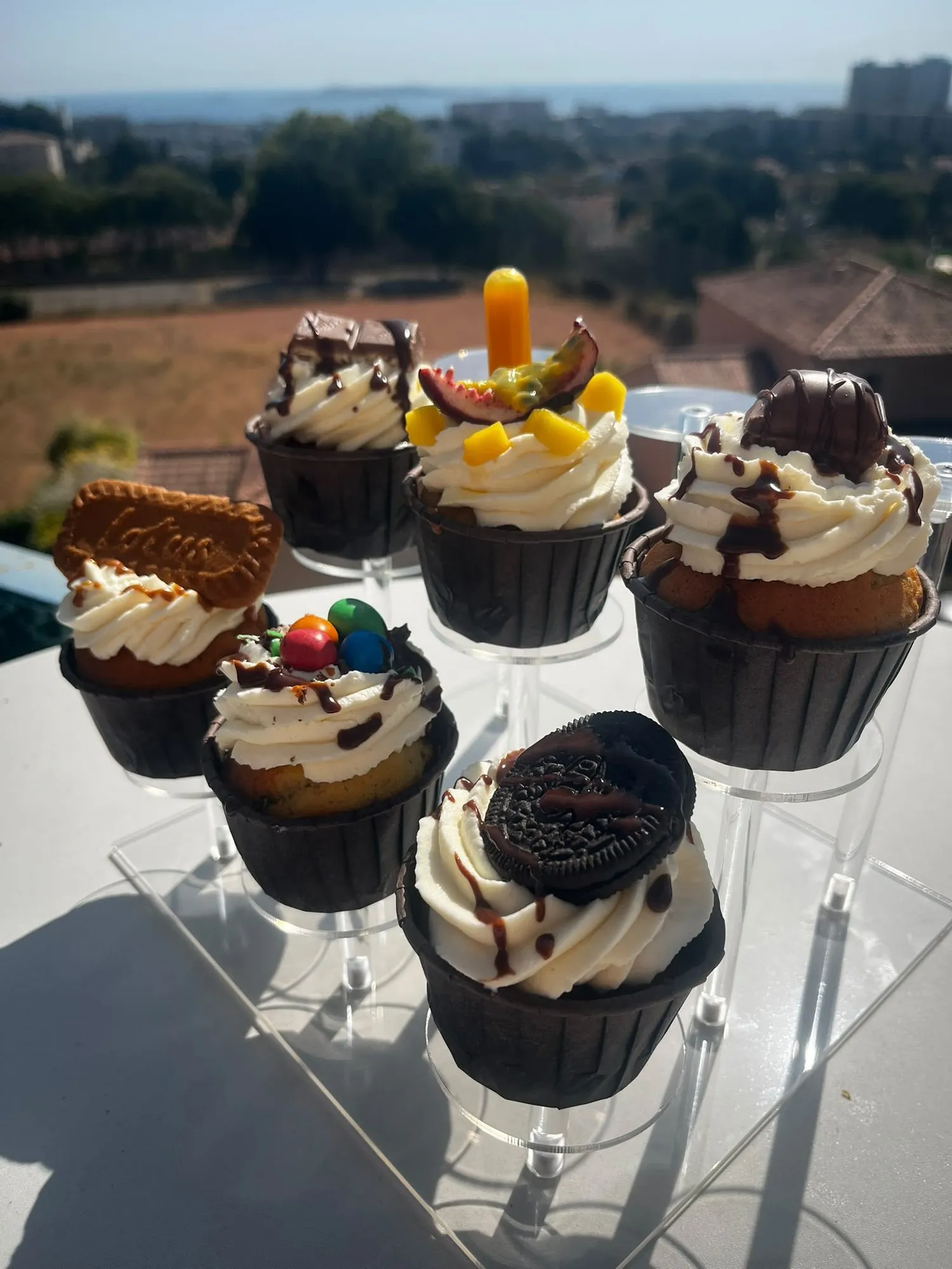 Gros plan sur des cupcakes garnis de chantilly et de biscuits
