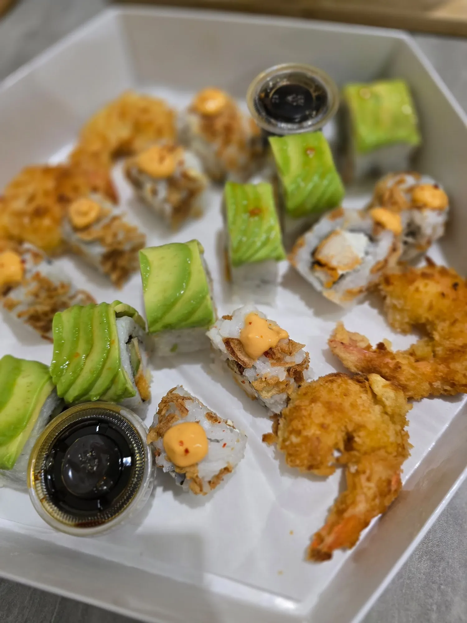 Plateau de california rolls à l'avocat et crevettes tempura