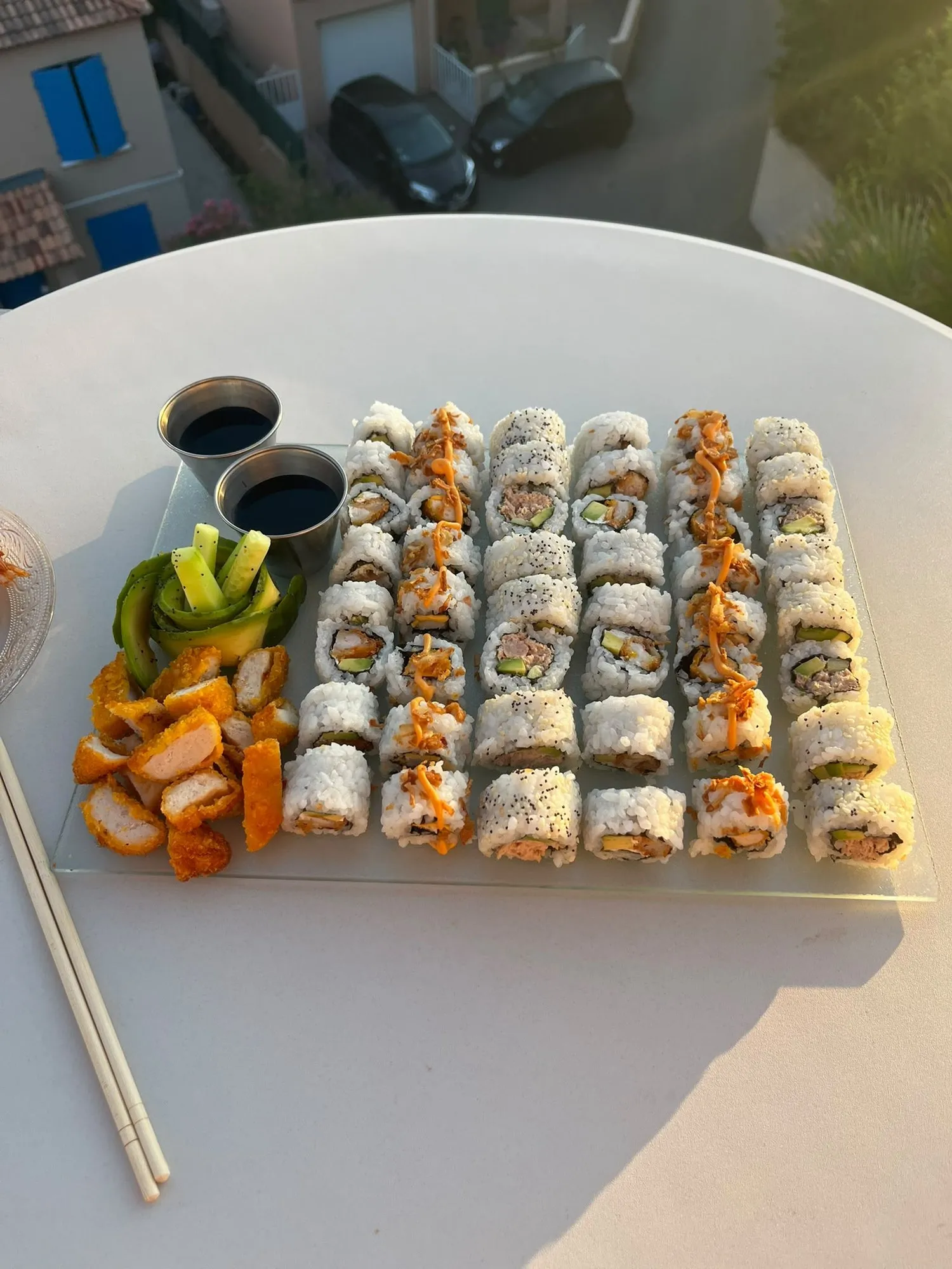 Grand plateau de makis, crevettes croustillantes et légumes